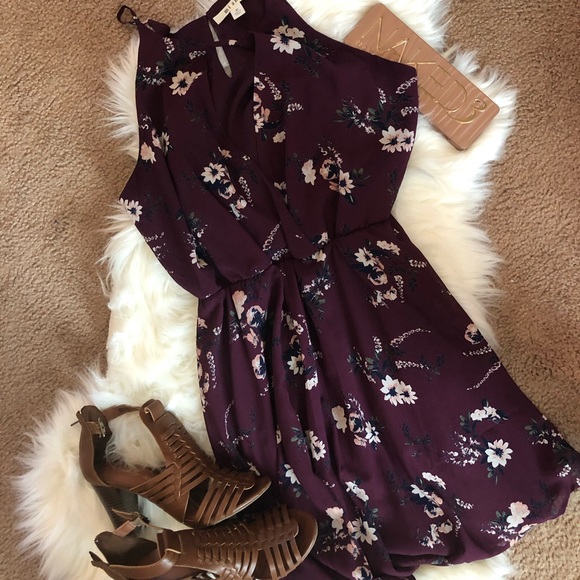 miami Dresses & Skirts - Flattering flower above knee dress